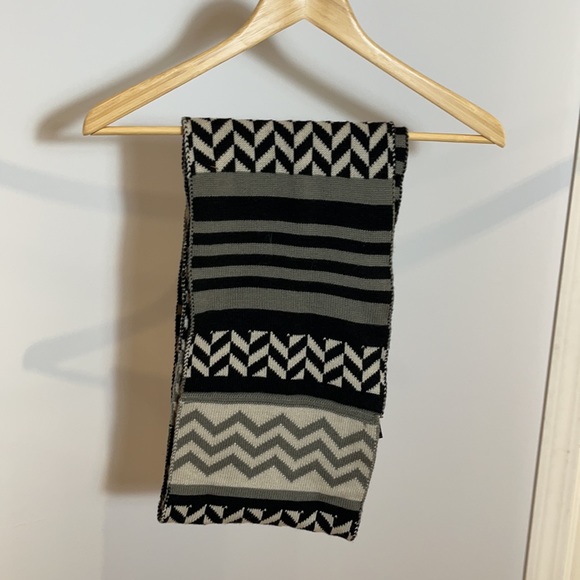 Forever 21 Circle Scarf - Picture 2 of 5